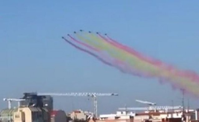 ¿Dibujó la Patrulla Águila la bandera republicana en el desfile del Día de la Hispanidad?