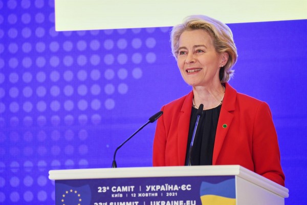 Bruselas deja para una reflexión a medio plazo las medidas que propone España para el precio de la luz
