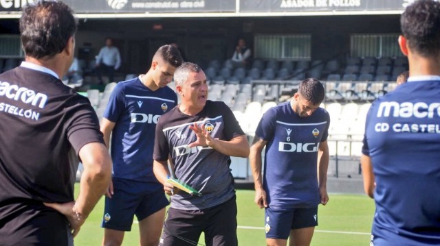 El particular 'sudoku' táctico de Sergi Escobar