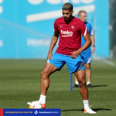 Ronald Araujo sufre una lesión muscular y será baja contra el Valencia