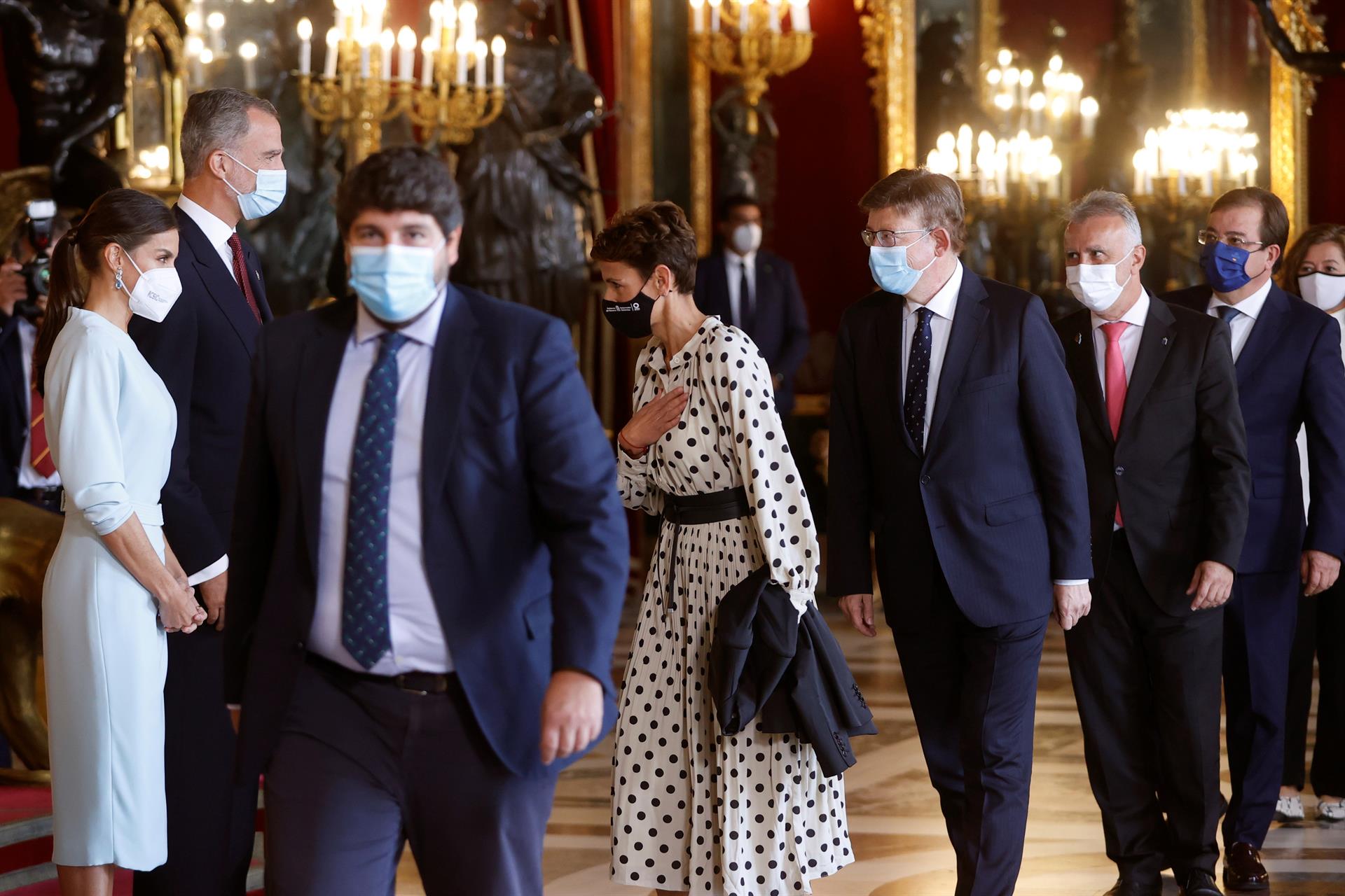 e Navarra, María Chivite (2i), junto al presidente de la Comunidad Valenciana, Ximo Puig (3d), y el presidente del Principado de Asturias, Adrián Barbón (i), durante la recepción ofrecida por los Reyes en el Palacio Real con motivo de la Fiesta Nacio - 