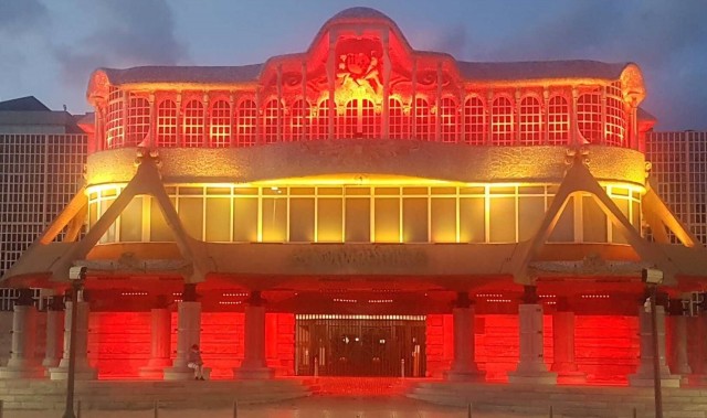 La Asamblea Regional se tiñe de rojo y gualda por el Día de la Hispanidad