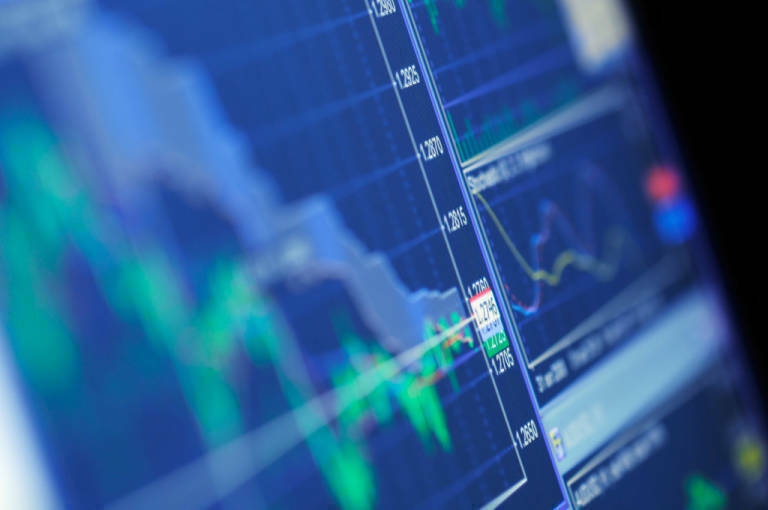 El Ibex 35 deja atrás las pérdidas de la apertura y busca los 8.900 puntos a media sesión