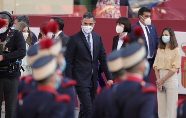 Abucheos a Sánchez al inicio del desfile del 12-O pese a la distancia del público de las tribunas