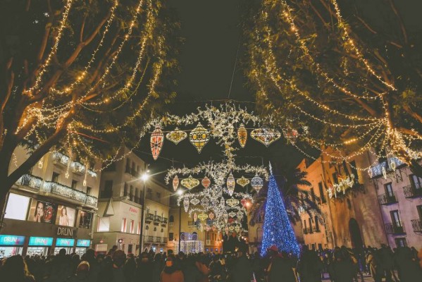 Elche tira de vía urgente para las luces de navidad tras un error: menos luces y dinero pero en más pedanías