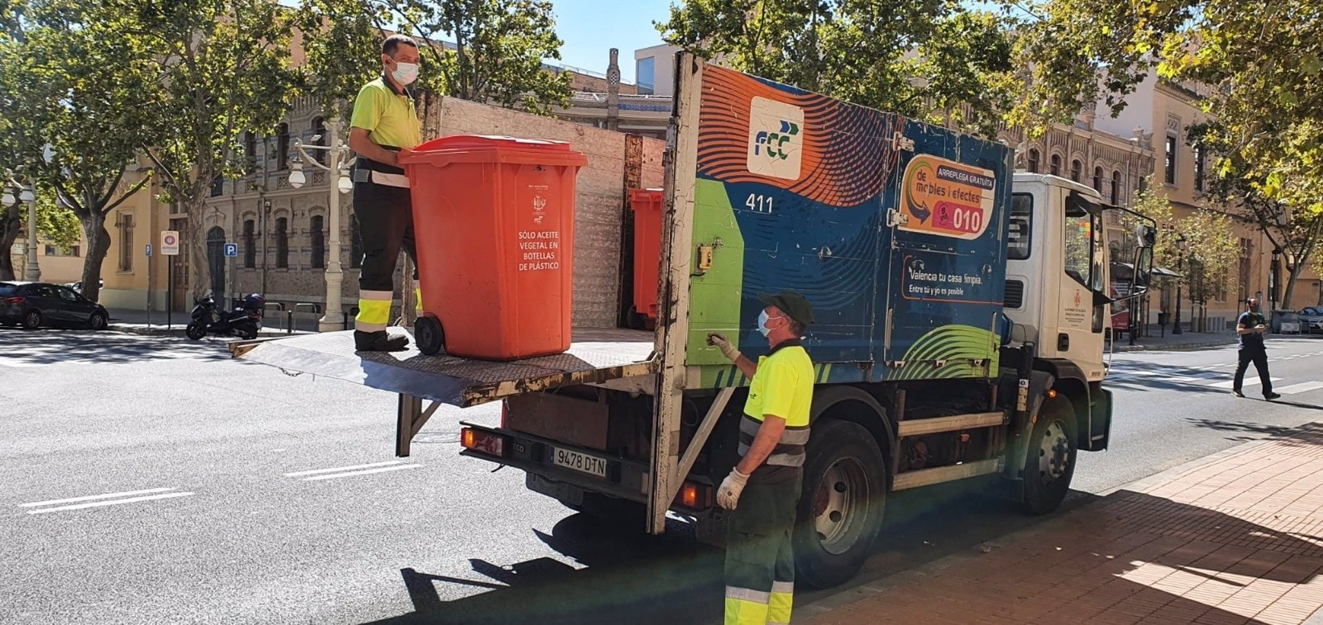 València adjudica la instalación en las calles de 300 contenedores para reciclar el aceite doméstico
