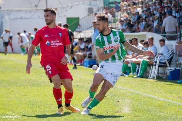 Un autogol de Fran Miranda en el añadido priva al Alcoyano de lograr la victoria en Sanlúcar