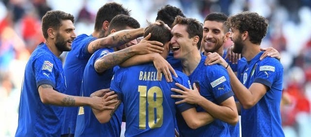 Barella y Berardi consuelan a Italia