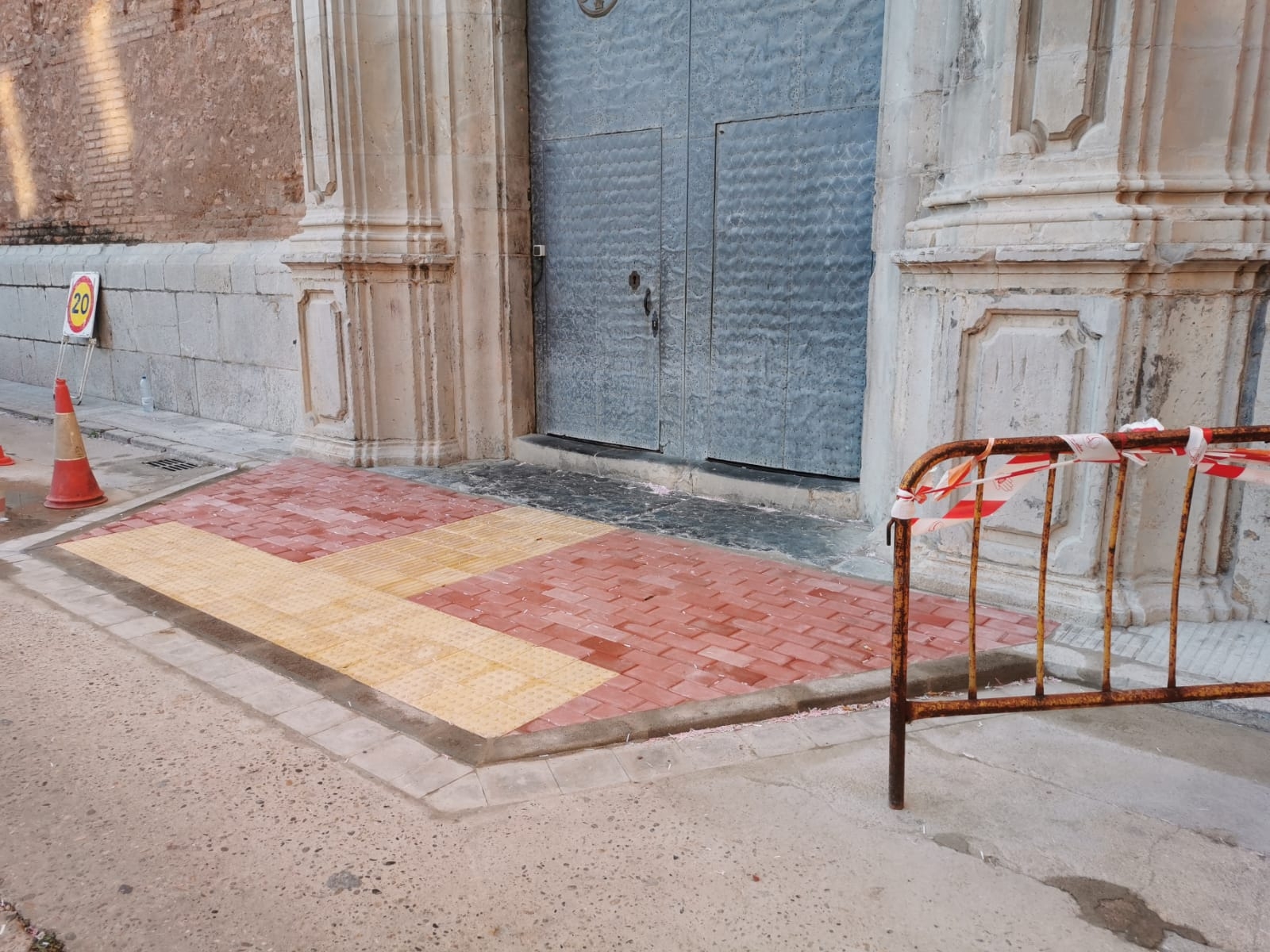 Vila-real actúa en la plaza Colón para mejorar la accesibilidad en el entorno de la iglesia Arciprestal 