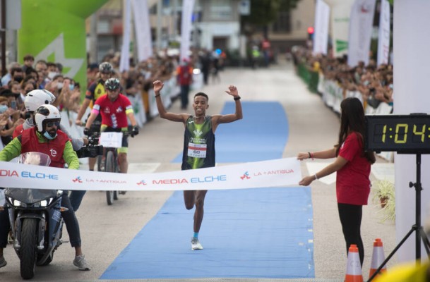 El marroquí Ben Hadi y la etíope Tiruye Mesfin se imponen en la Media Maratón de Elche
