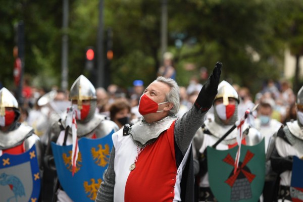 La Entrada de Moros y Cristianos inunda de color el centro de València