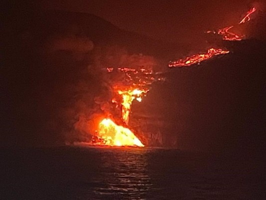 El cono del volcán sufre un derrumbe parcial en la cara norte y las coladas causan nuevos daños