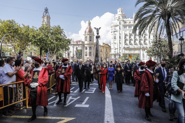 La Procesión Cívica vuelve a las calles entre aplausos a la Senyera y un recorrido 