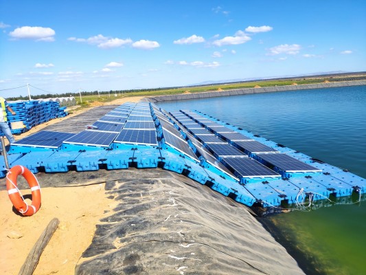 Isigenere: sistemas solares flotantes desde Beneixama que viajan por todo el mundo  