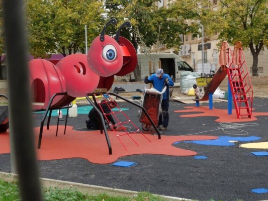 Jardincas logra el contrato de adecuación de juegos infantiles al rebajar el presupuesto un 12,60%