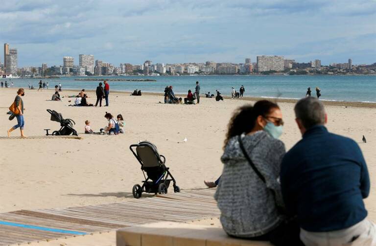 Playa del Postiguet. Foto: EFE - 