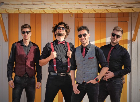 Locos de Atar, el grupo de Benidorm que nació por contagio musical de Hombres G y ahora les telonea