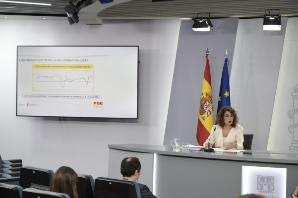 Montero no descarta que el PIB crezca más del 7% previsto en 2022 