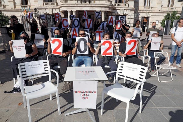 Los hosteleros se concentran para reclamar la ampliación de las terrazas por la covid hasta 2022

