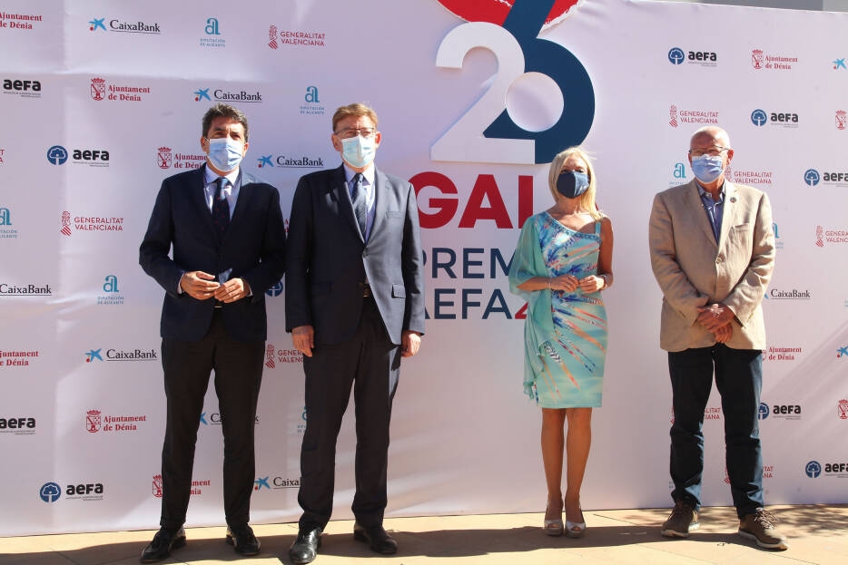 Carlos Mazón (1i) y Ximo Puig (2i) en la gala de AEFA celebrada en Dénia el martes. Foto: TINO CALVO - 