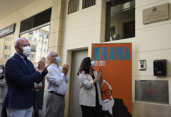 Berlanga entra en el callejero de València con una placa conmemorativa