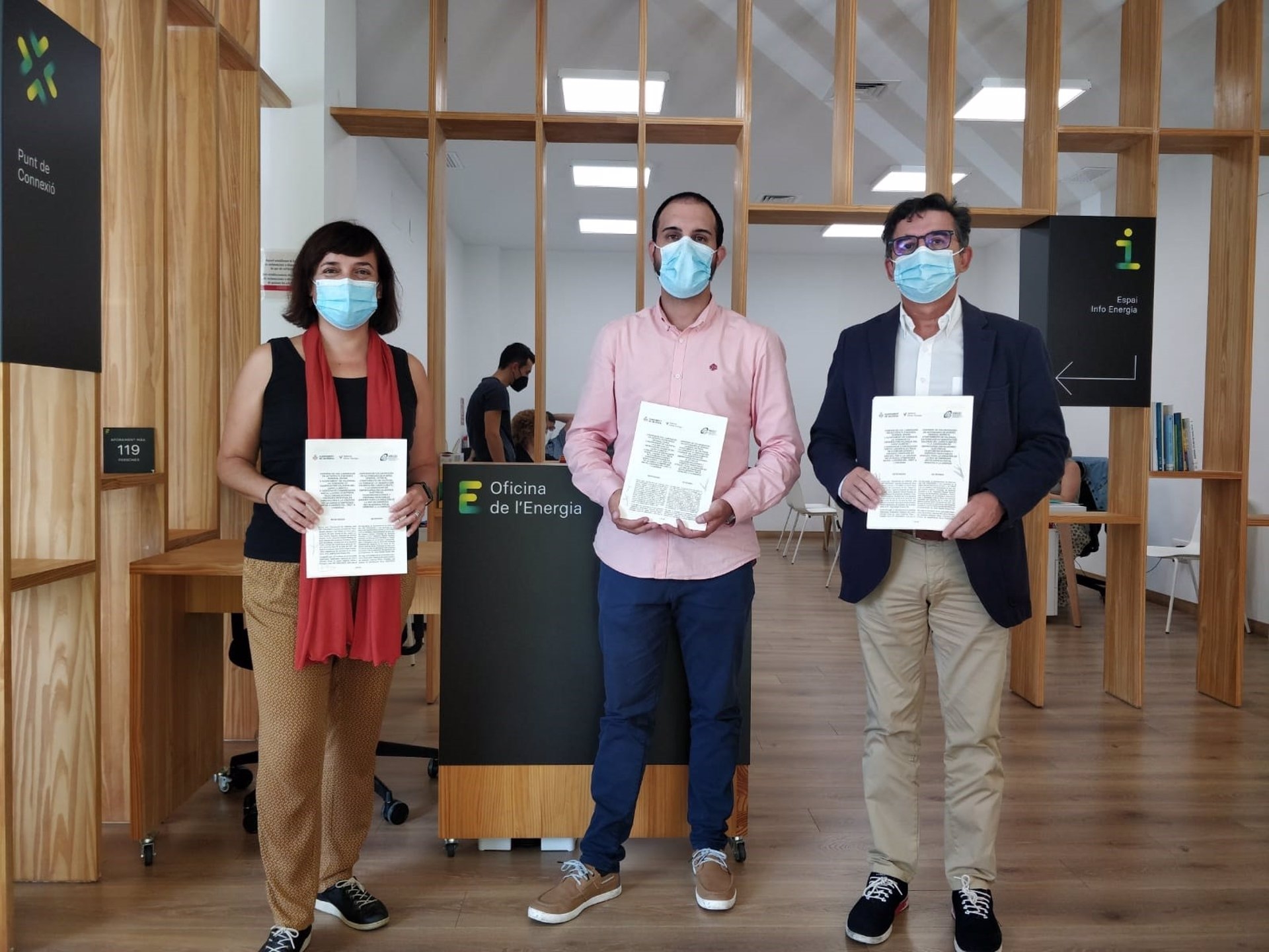 El concejal de Emergencia Climática y Transición Energética, Alejandro Ramon, y la concejala de Servicios Sociales, Isabel Lozano, firman un convenio con ASELEC - FOTO: AYUNTAMIENTO DE VALÈNCIA  - 