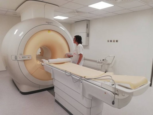 Sanidad aplaza aprobar el decreto de resonancias con sindicatos al no conocer el personal subrogado
