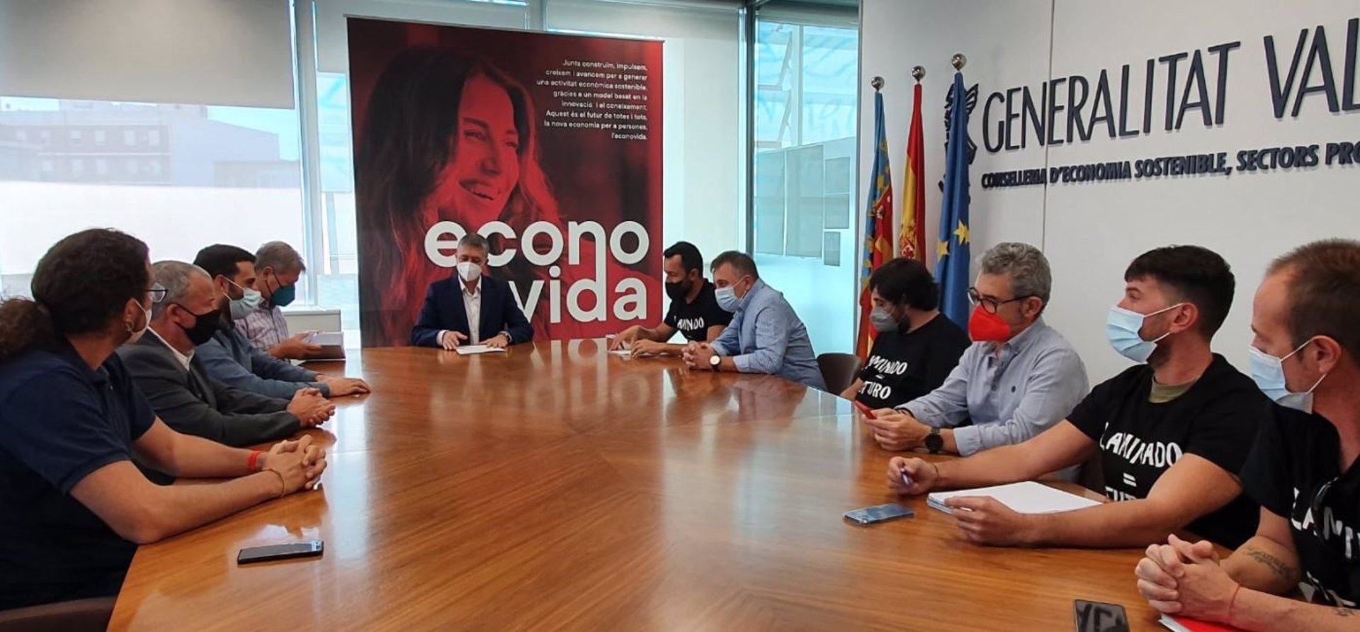 El conseller de Economía Sostenible, Rafa Climent, reunido con el Comité de Empresa de Pilkington - FOTO: GVA  - 