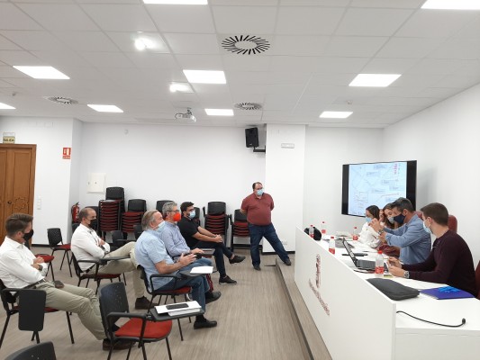 Ayuntamiento, empresas y sindicatos de Almussafes exigen una 
