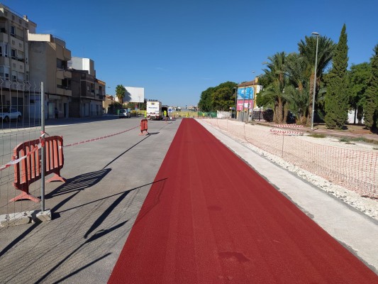 El carril bici 'granate' del gran bulevar del sur de Murcia empieza a tomar forma