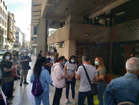 Las familias del alumnado campellero que se ha quedado sin bus escolar protestan ante Educación