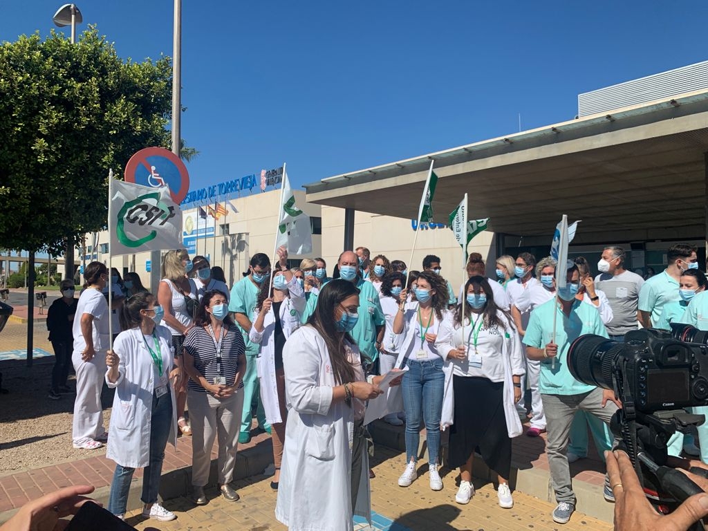 Sindicatos del Hospital de Torrevieja denuncian el recorte de Ribera de más de 30 camas y 200 sanitarios 