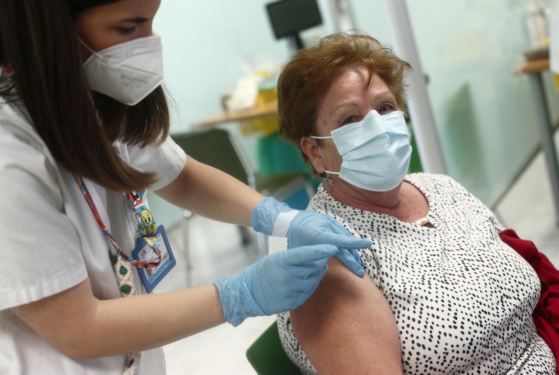 Salud Pública aprueba la tercera dosis en mayores de 65 años, que se administrará con la de la gripe