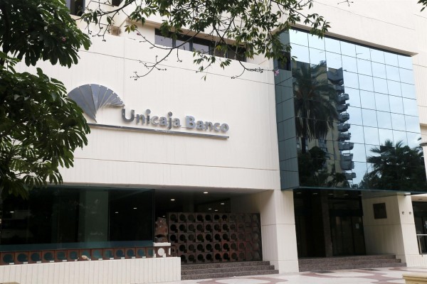 Unicaja Banco plantea el ajuste de más de 1.500 empleos y el cierre de 395 oficinas