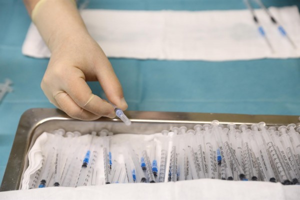  España notifica 4.271 nuevos casos de coronavirus, 64 muertes y la incidencia desciende a 54