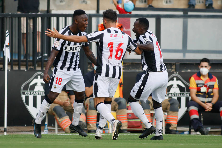 Yac Diori celebra con Sibille y Koné uno de los goles ante el Barcelona B. Foto: CARME RIPOLLÉS - 