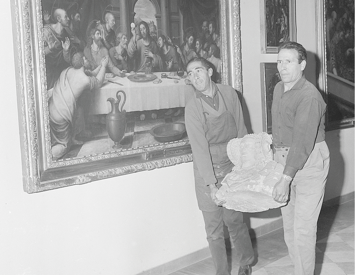 Dos operarios trasladan la Dama de Elche (EFE) - 