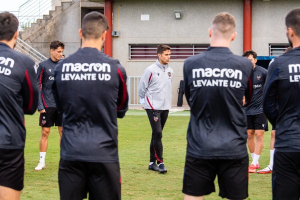Alessio, técnico del filial, dirige el entrenamiento del Levante
