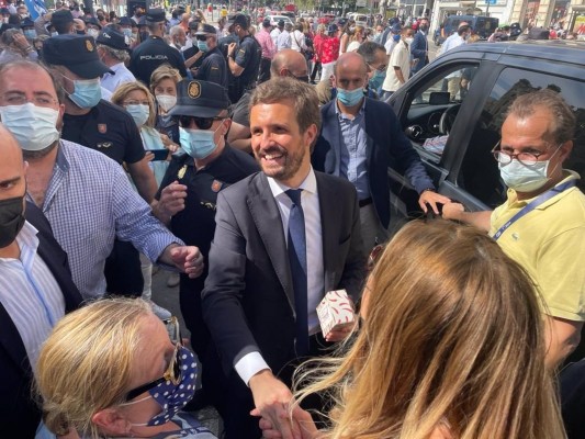 Por la puerta grande y con atasco: así ha sido la salida de los líderes del PP de la Convención