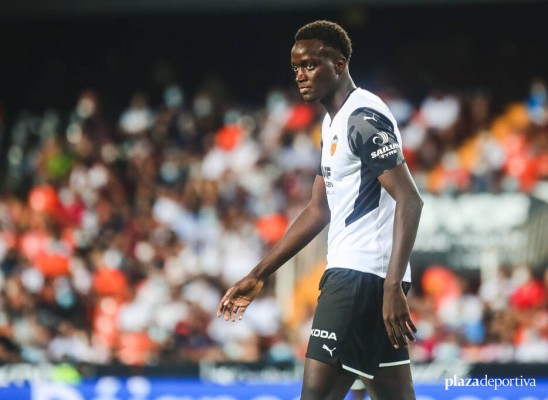Diakhaby cumplió cien partidos con el Valencia en un ambiente hostil en Cádiz