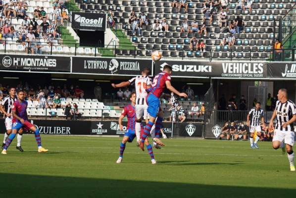 Pablo Hernández reconduce el rumbo de un Castellón que gana con autoridad al Barcelona B