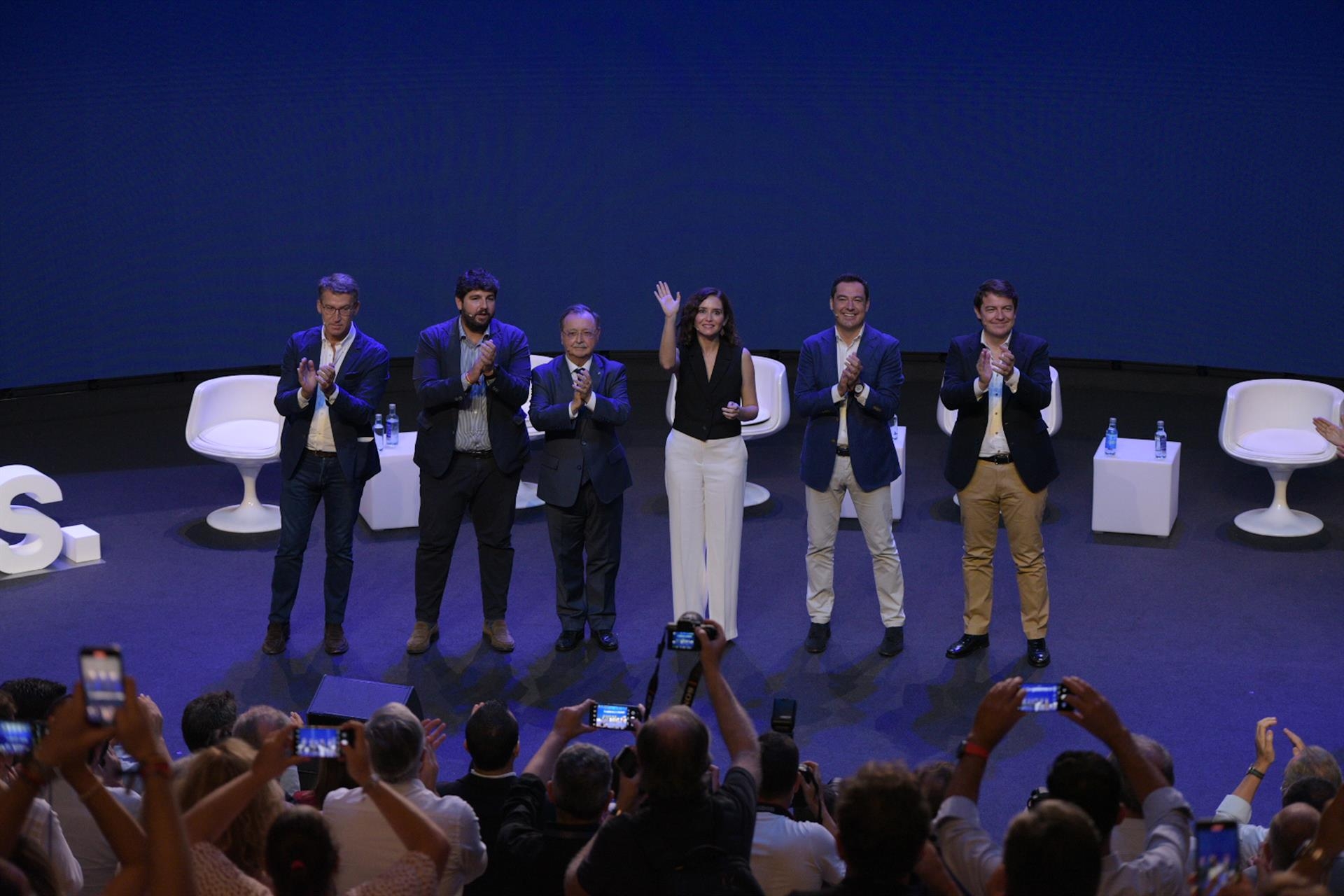 Los presidentes autonómicos del PP prometen lealtad a Casado y sólo Feijóo habla de financiación