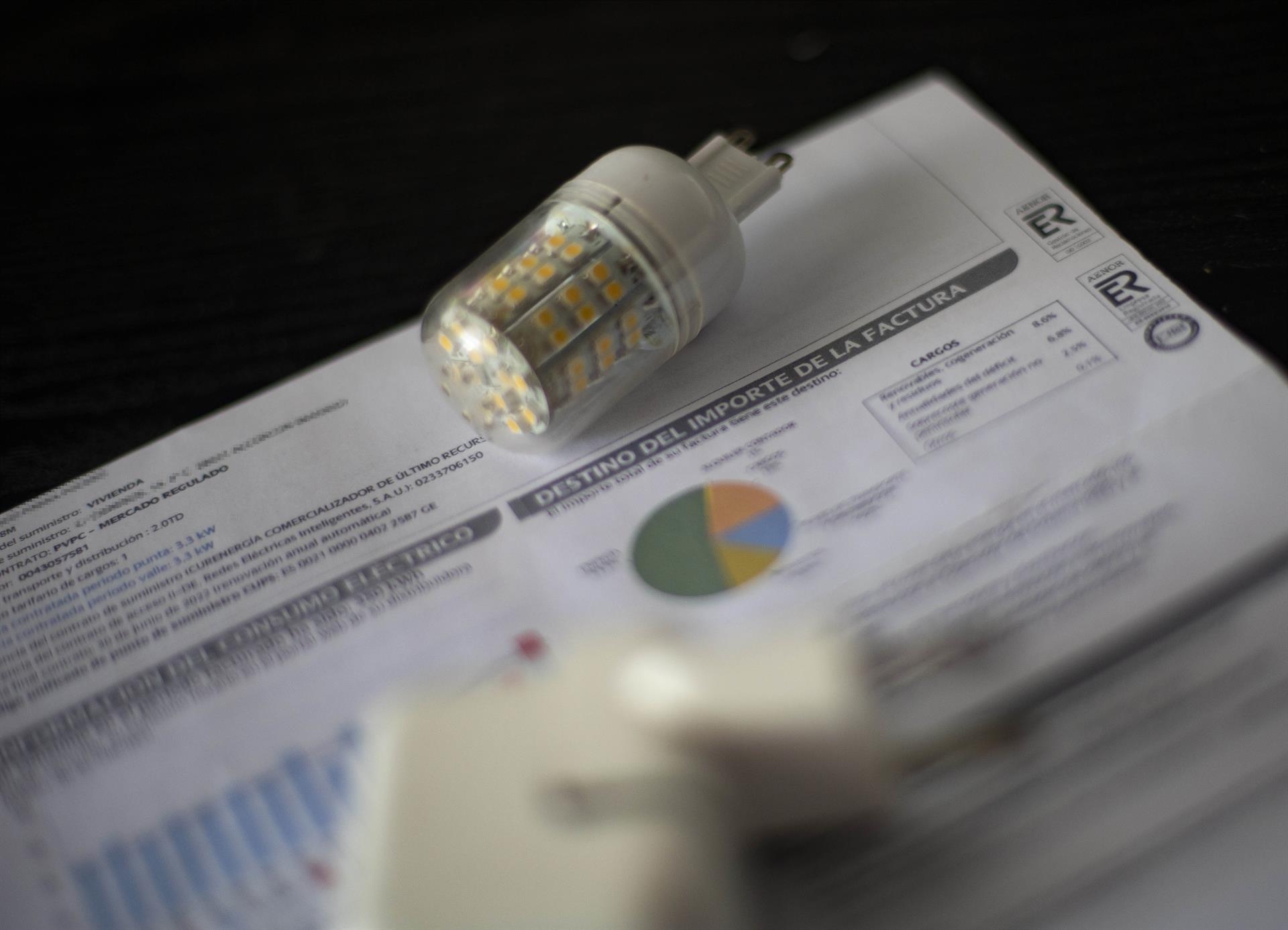 El precio de la luz bajará este domingo un 35,7% y marcará el menor nivel desde agosto, 111,60 euros/MWh