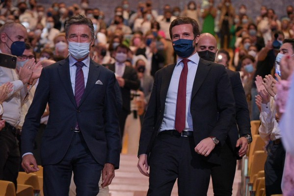 El exsecretario general de la OTAN arropa a Casado e insta al PP a invertir más en defensa