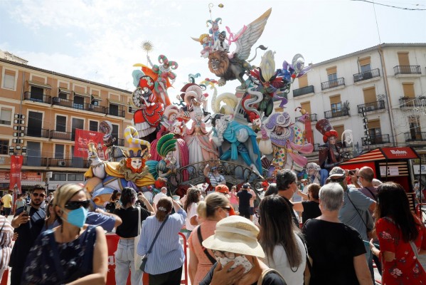 Un mes después de sus Fallas, València presume de haber esquivado otra ola
