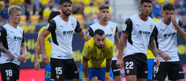El Valencia choca con un muro en Cádiz
