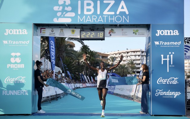 El olímpico español Dani Mateo y el atleta local Wiliam Aveiro pulverizan el récord del Relay 21k+21k del Santa Eulària Ibiza Marathon 