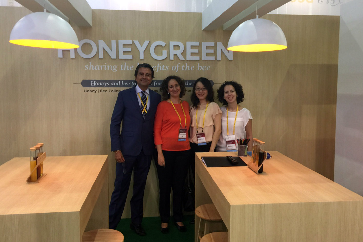 Jaime Ferrando, CEO de Honeygreen, en un stand de la compañía - 