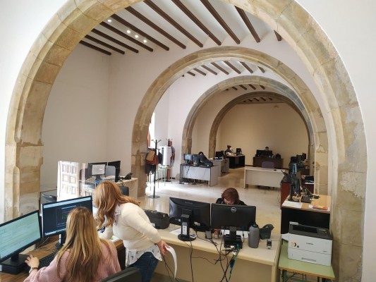 La oficina centralizada de ayudas en Elche gestiona 11.000 expedientes más que en 2020 y llega a las 24.175