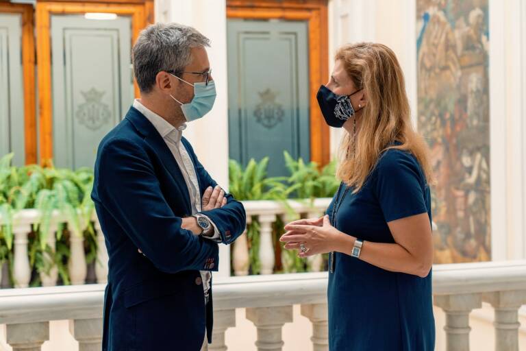 El conseller de Política Territorial, Arcardi España, con la alcaldesa de Castelló, Amparo Marco. - 